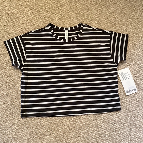 BNWT lululemon cates tshirt - Picture 1 of 3